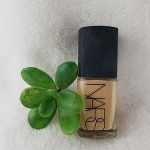 NARS Sheer Glow foundation in Fiji
